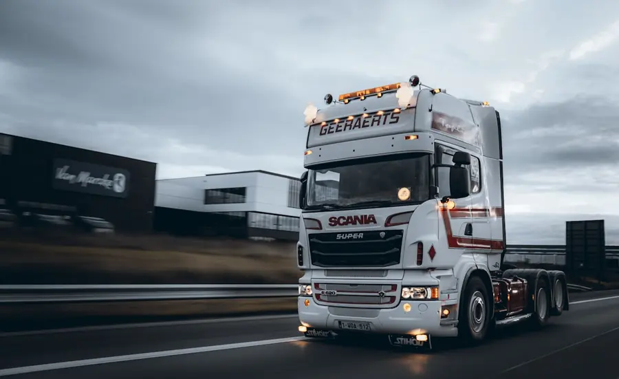 Седельный тягач Scania на трассе